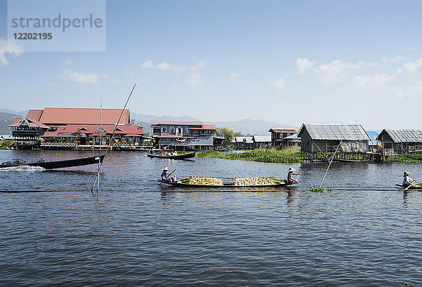 Myanmar  Inle See  Burmesische Fischerinnen beim Warenverkauf