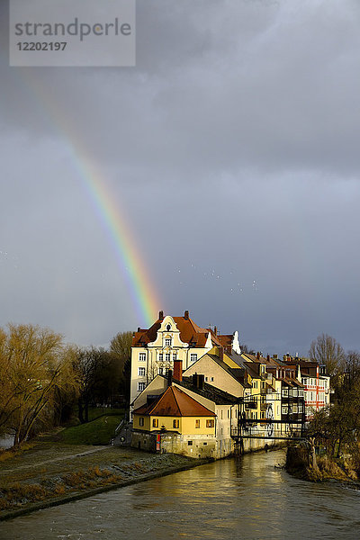 Deutschland  Bayern  Regensburg  Regenbogen über der Donauinsel