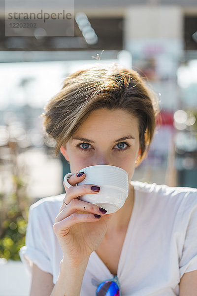 Porträt einer Frau beim Kaffeetrinken