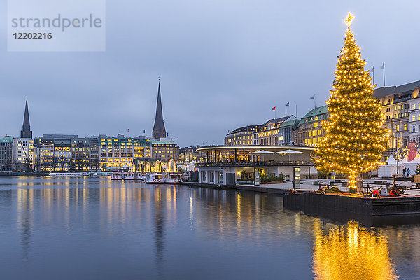 Deutschland  Hamburg  Binnenalster  Jungfernstieg und Weihnachtsbaum