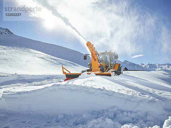 Österreich  Tirol  Ötztal  Schneeräumung  Schneefahrzeug  Schneefräse