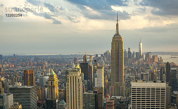 USA  New York  Manhattan  Empire State Building und One World Trade Center im Hintergrund
