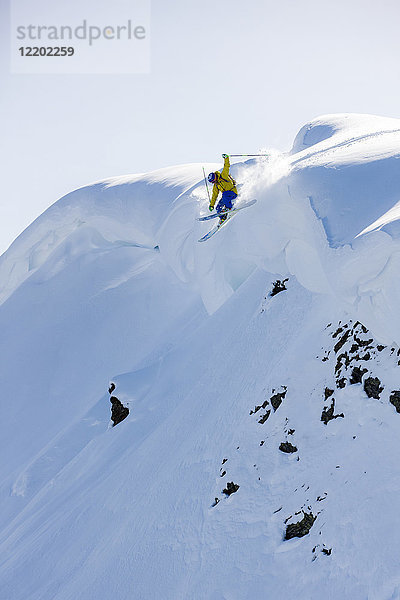 Österreich  Tirol  Alpbach  Skifahrer beim Freeride-Springen über Schneewehe
