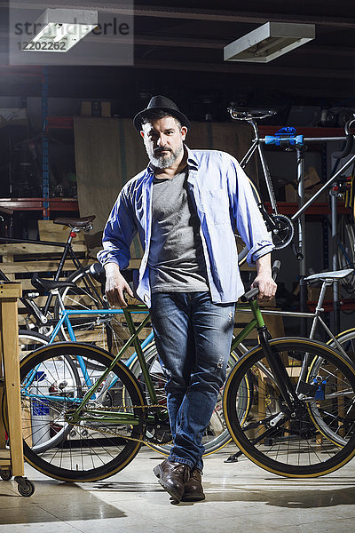 Porträt eines selbstbewussten Mannes in der Fahrradwerkstatt
