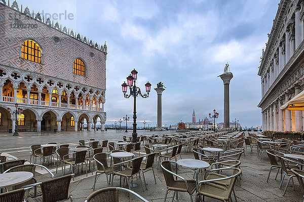 Italien  Veneto  Venedig  Markusplatz und Dogenpalast am Vormittag