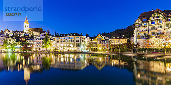 Schweiz  Kanton Bern  Thun  Aare  Altstadt mit Pfarrkirche und Aarequai zur blauen Stunde