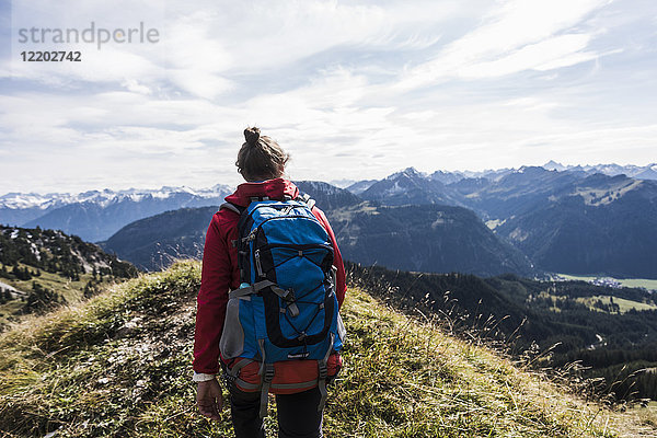 Österreich  Tirol  junge Frau beim Wandern in den Bergen