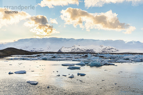 Island  Hof  Jokulsarlon Lagune mit Eisbergen und Bergen