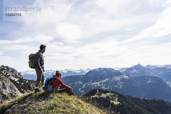 Österreich  Tirol  junges Paar in der Bergwelt mit Blick auf die Landschaft