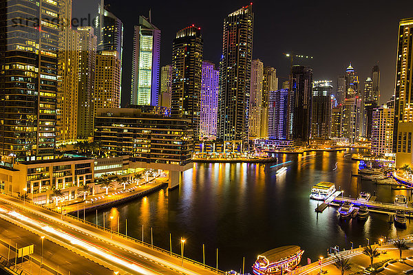 Vereinigte Arabische Emirate  Dubai  Dubai Marina bei Nacht