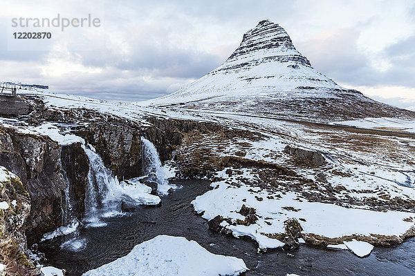 Island  Grundarfjordur  Blick mit Wasserfall und Berg