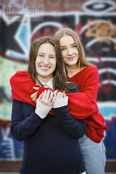 Deutschland  Berlin  Portrait von zwei glücklichen Freundinnen