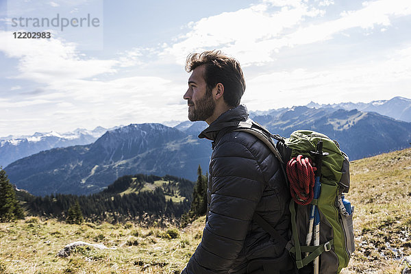 Österreich  Tirol  junger Mann in der Bergwelt mit Blick auf die Aussicht