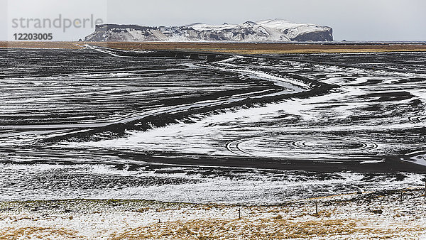 Island  Vik  Lavafelder unter Schnee