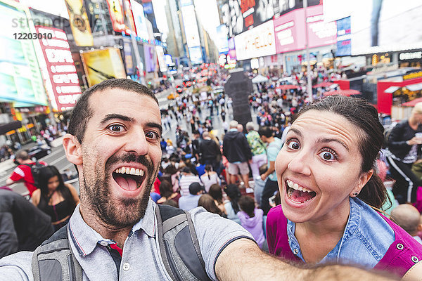USA  New York  Selfie des glücklichen Paares in der Stadt am Times Square