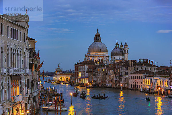 Italien  Venetien  Venedig  Gondeln am Canal Grande vor der Basilika di Santa Maria della Salute