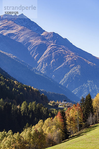 Schweiz  Wallis  Alpen  Goms  Blick auf Mühlebach  Kapelle der Heiligen Familie