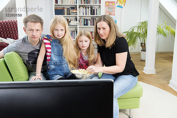 Familie schaut Fußballweltmeisterschaft im Fernsehen