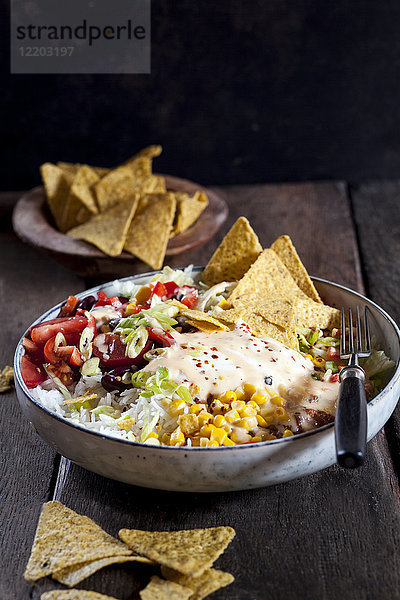 Taco-Salatschüssel mit Reis  Mais  Chili con Carne  Kidneybohnen  Eisbergsalat  Sauerrahm  Nacho-Chips  Tomaten