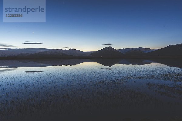 Island  Hofn  Blick auf See und Berge nach Sonnenuntergang