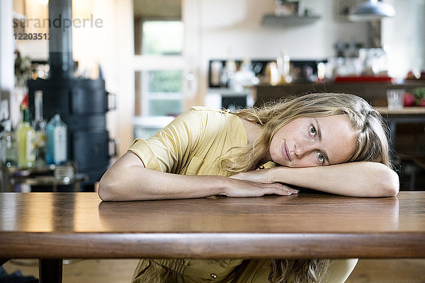 Porträt einer blonden Frau auf dem Tisch liegend