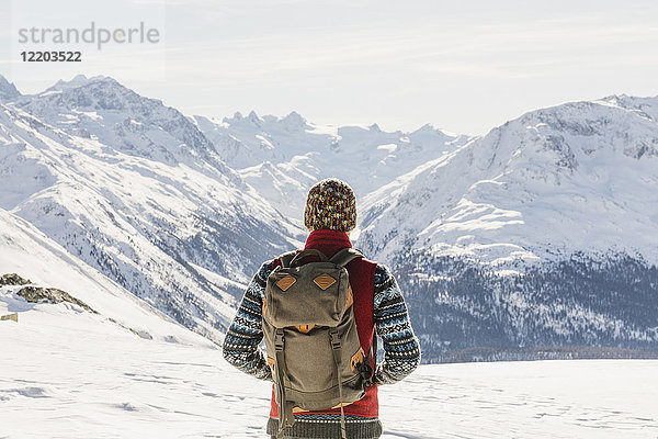 Schweiz  Engadin  Wanderer in der Bergwelt mit Blick auf die Aussicht