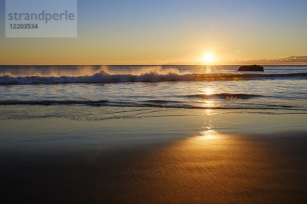 Spanien  Kanarische Inseln  La Gomera  Valle Gran Rey  Strand in La Playa bei Sonnenuntergang