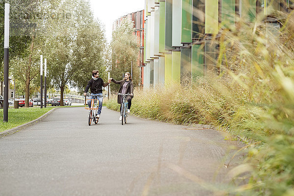 Glückliches Paar beim Radfahren auf der Straße