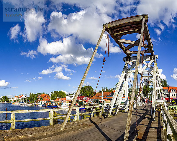 Deutschland  Mecklenburg-Vorpommern  Greifswald  Wieckerbrücke  Klappbrücke aus Holz  Fluss Ryck