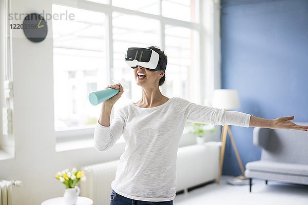 Vital Frau zu Hause Reinigung mit VR-Brille