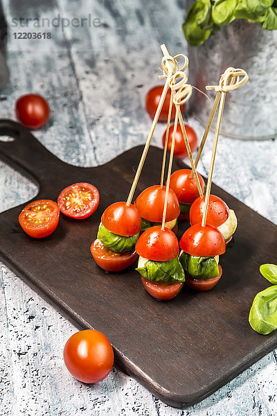 Tomaten-Mozzarella-Sticks  Basilikum