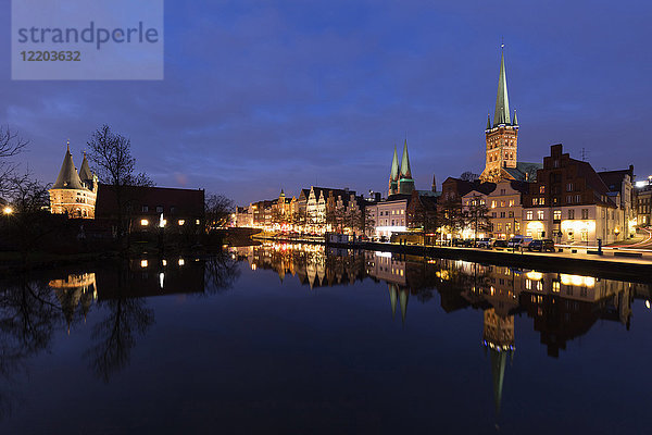 Deutschland  Schleswig-Holstein  Lübeck  Altstadt  Obertrave  Holstentor  Marienkirche und Petrikirche zur blauen Stunde