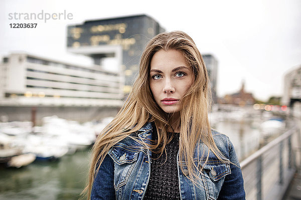 Porträt einer attraktiven jungen Frau im Stadthafen