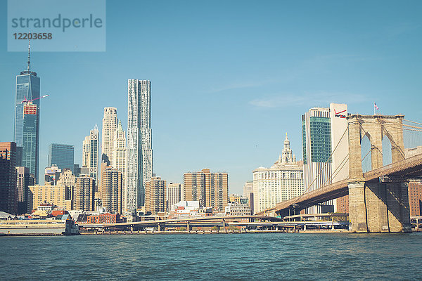 USA  New York City  Skyline und Brooklyn Bridge von Brooklyn aus gesehen