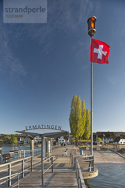 Schweiz  Thurgau  Ermatingen  Bodensee  Anlegestelle mit Schweizer Flagge