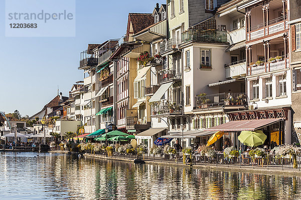 Schweiz  Thun  Häuserzeile mit Terrassencafés und Restaurants am Aareufer