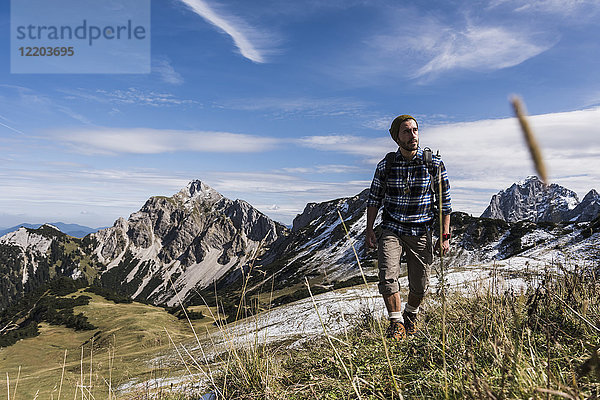 Österreich  Tirol  junger Mann beim Wandern in den Bergen