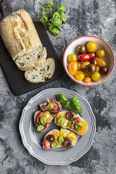 Bruschetta  Ciabatta mit bunten Tomaten und Basilikum