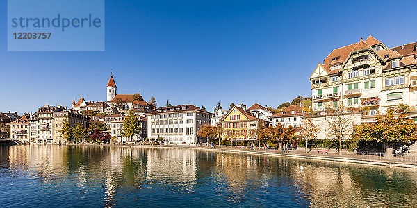 Schweiz  Kanton Bern  Thun  Aare  Altstadt mit Pfarrkirche und Aarequai