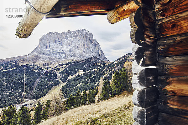 Italien  Dolomitenlandschaft mit Berghütte