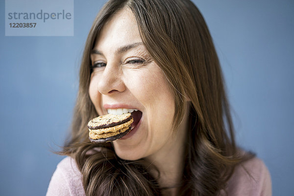 Porträt einer glücklichen Frau beim Kuchenessen