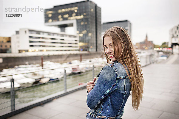 Porträt einer glücklichen jungen Frau im Stadthafen