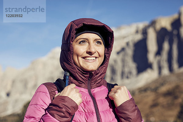 Porträt einer selbstbewussten jungen Frau beim Wandern in den Bergen
