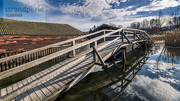 Deutschland  Bayern  Seehausen am Staffelsee  Bootshäuser und Holzbrücke