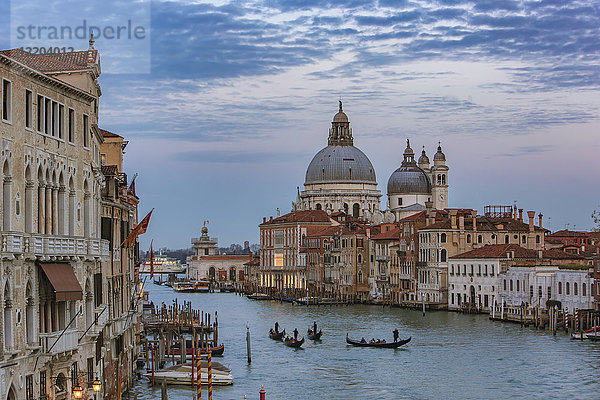 Italien  Venetien  Venedig  Gondeln am Canal Grande vor der Basilika Santa Maria della Salute