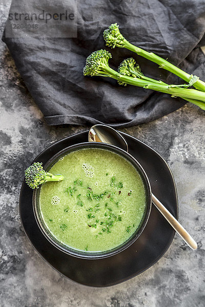 Schüssel Brokkoli-Suppe mit Kresse