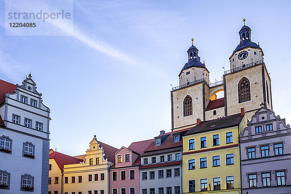Deutschland  Lutherstadt Wittenberg  Blick auf Rathaus  Häuserzeile und Marienkirche im Hintergrund