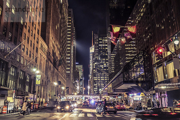 USA  New York City  Straßenszene bei Nacht