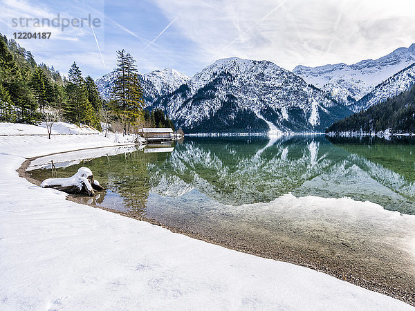 Österreich  Tirol  Ammergauer Alpen  Plansee im Winter