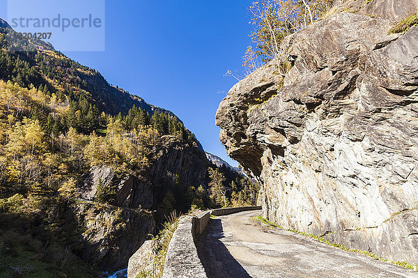 Schweiz  Bern  Berner Oberland  Haslital  Pass bei Innertkirchen  überhängende Felsen